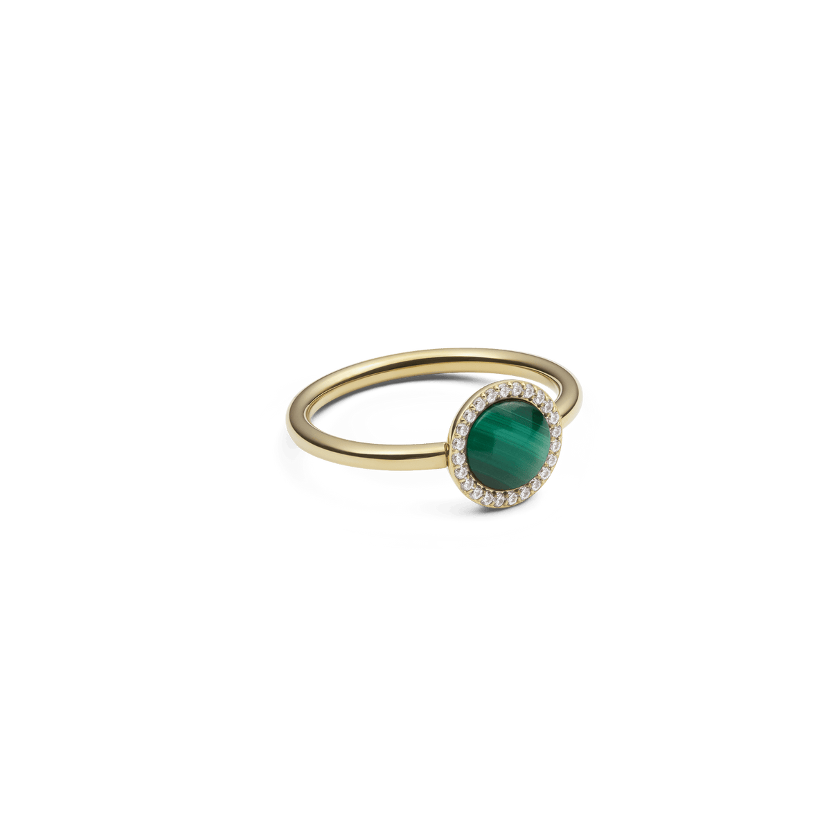 Audrey Ring Malachite Goldを斜めから捉えた商品画像です。細身のゴールドバンドと、キュービックジルコニアに囲まれた丸いマラカイトの天然石が、白い背景の中で光沢と深みのあるグリーンの色合いを際立たせています。