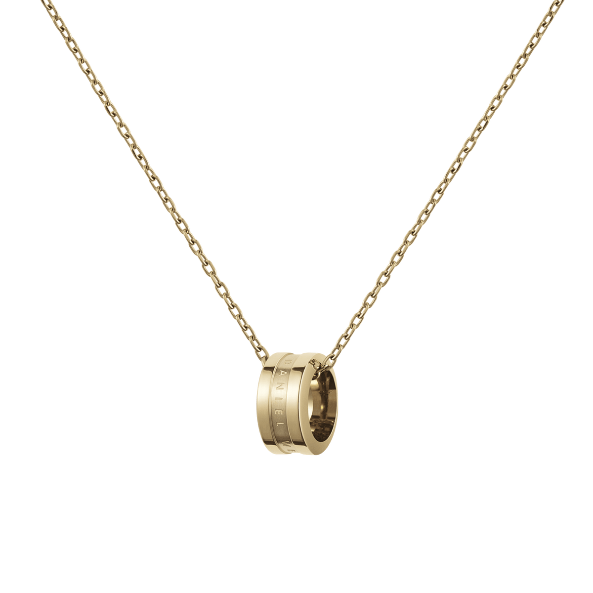 Elan Necklace Goldのペンダントトップを拡大した画像です。二本の溝とDaniel Wellingtonの刻印が入ったゴールドのリングモチーフが、ケーブルチェーンに通され、美しい輝きを放っています。
