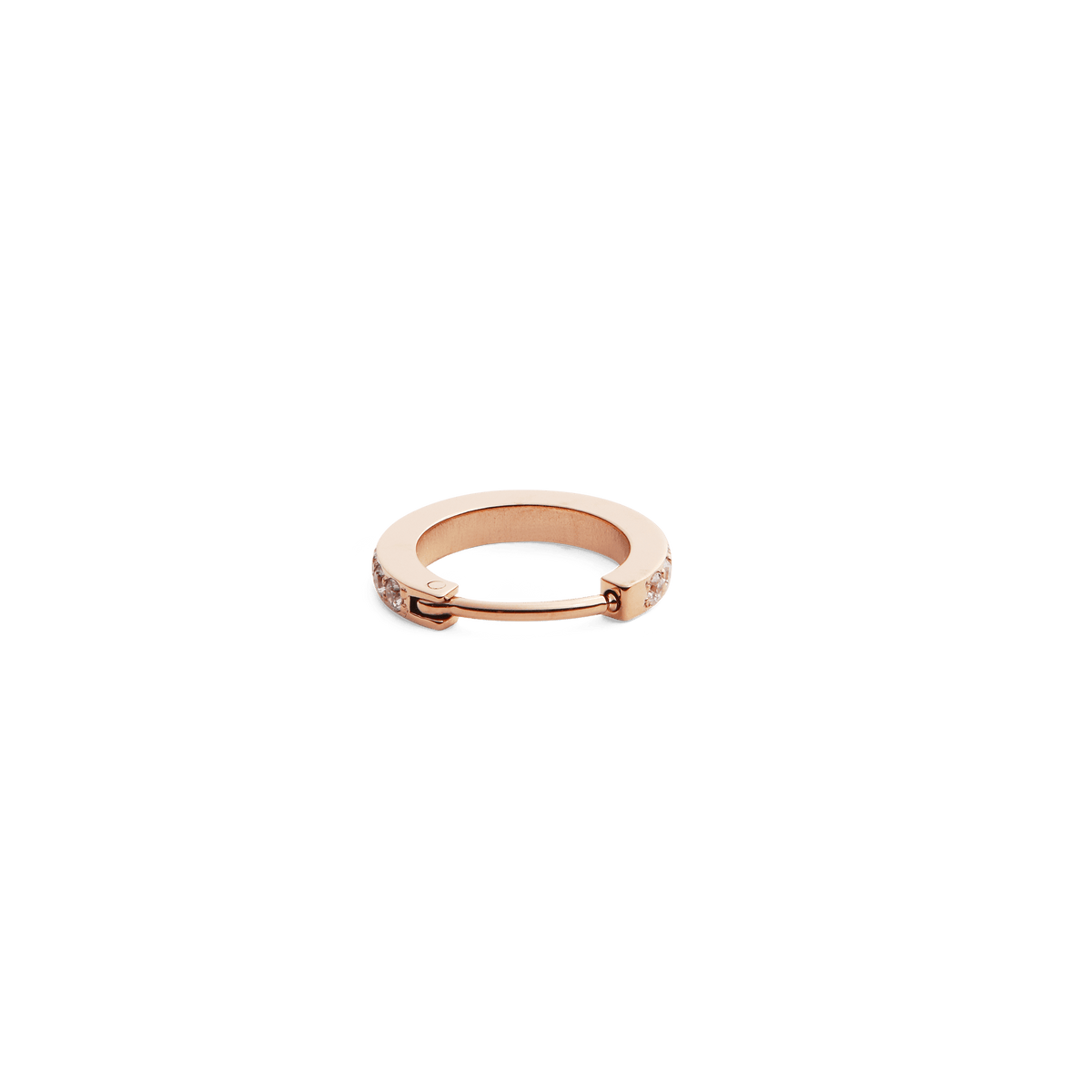 ダニエルウェリントンのCrystal Hoop Earring ローズゴールドを、正面やや上から見下ろすアングルで撮影した商品写真です。閉じた状態のヒンジクラスプと、両端にあしらわれたキュービックジルコニアの控えめな輝きが確認できます。