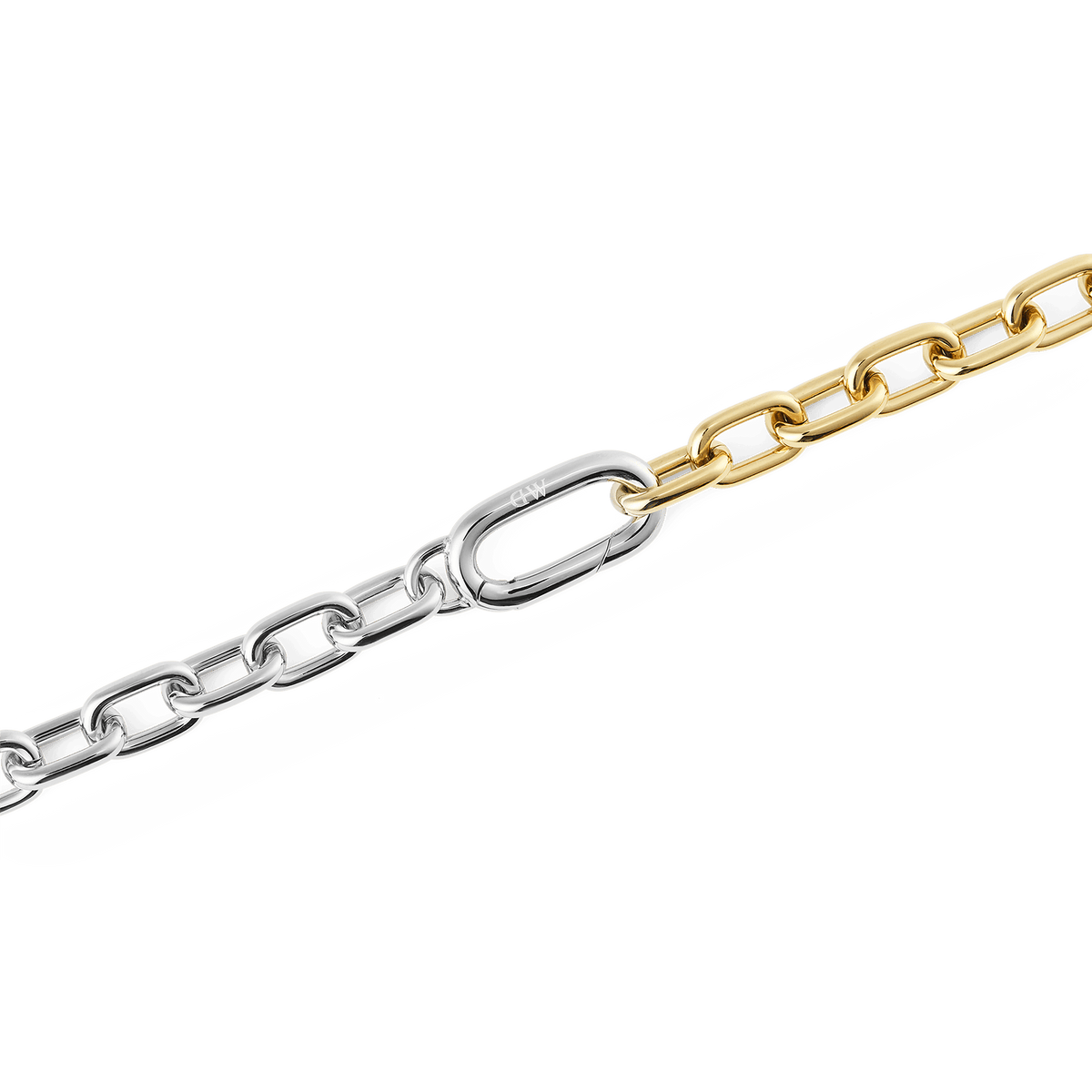 Contrast Link Necklace Two Tone Goldのリンク部分をクローズアップした画像です。シルバーとイエローゴールドの切り替わる境目がはっきりと確認でき、中央のリンクにはDaniel Wellingtonのロゴが刻印されています。ポリッシュ仕上げの各リンクが光を反射し、シャープなフォルムの美しさが際立ちます。