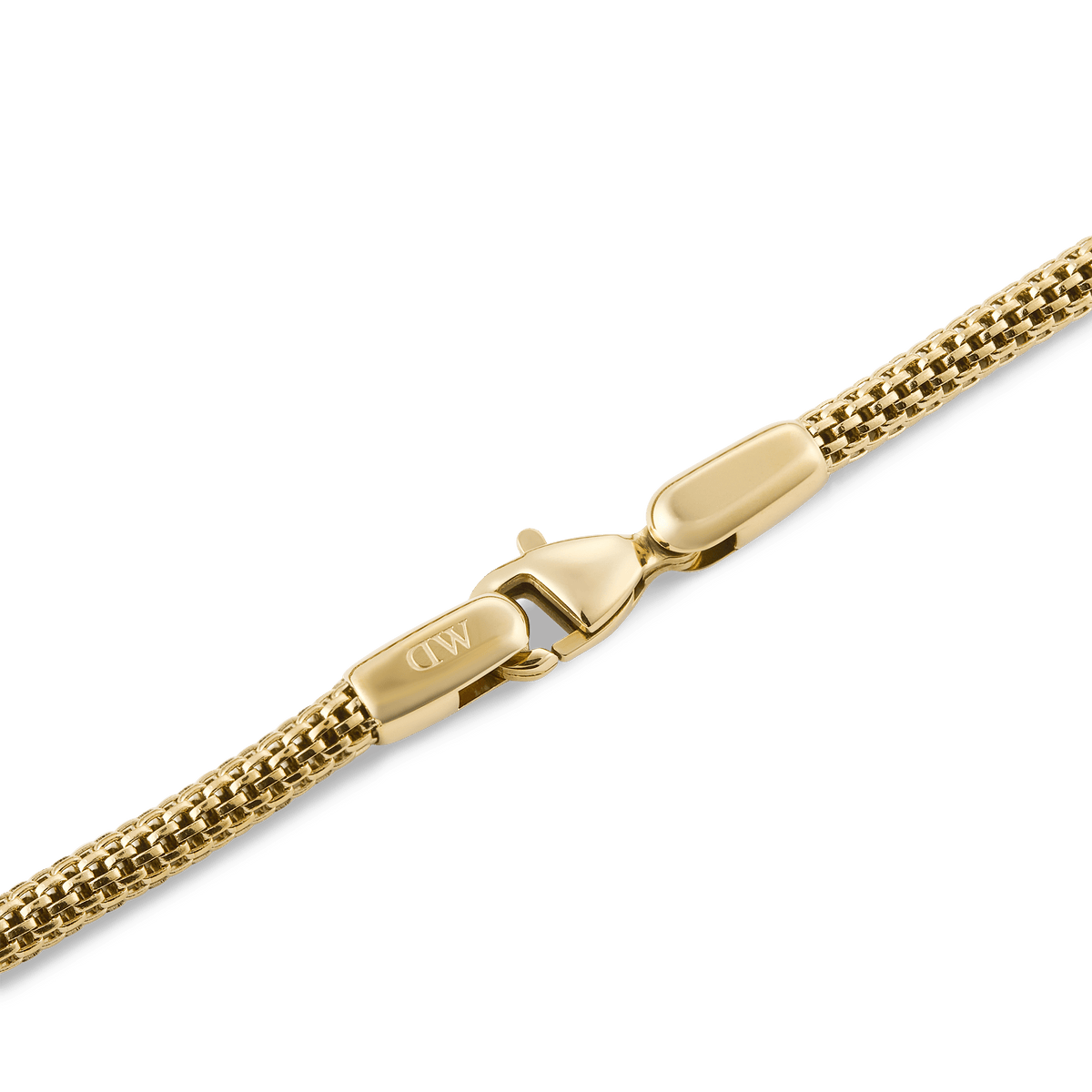 Tide Mesh Bracelet Evergold 2.8のロブスタークラスプ部分をクローズアップ。Daniel Wellingtonのロゴが刻印されたゴールドの留め具と、緻密に編み込まれたメッシュチェーンの質感がご覧いただけます。