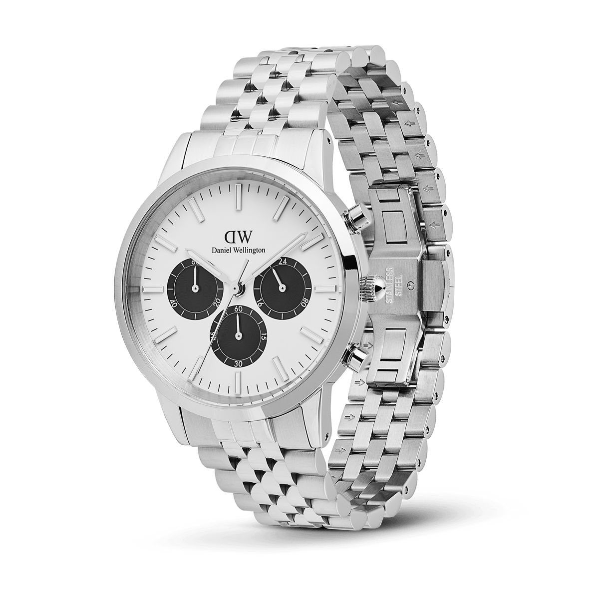 Iconic Chronograph Arch 5-Link Off-White Panda Silverを斜めから捉えた製品写真です。バタフライバックルのディテールやステンレススチールの刻印が確認でき、ブラッシュドとポリッシュドを組み合わせた5リンクブレスレットの質感が際立つアングルとなっています。