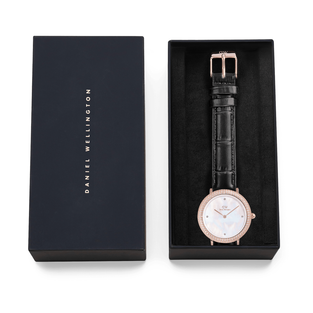 Daniel WellingtonのCrystalline Bezel Black Croc Rose Goldは、ネイビーのブランドボックスに収められています。ブラックのベルベット調インテリアに丁寧にセットされた腕時計は、ギフトにも最適な上品なパッケージです。