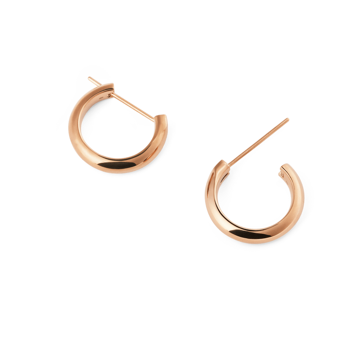 ダニエルウェリントン Arch Earrings Rose Gold 12mmのペアをさまざまな角度から撮影した白背景の商品画像です。ピンポストとポリッシュ仕上げのアーチ型フープの細部までご確認いただけます。