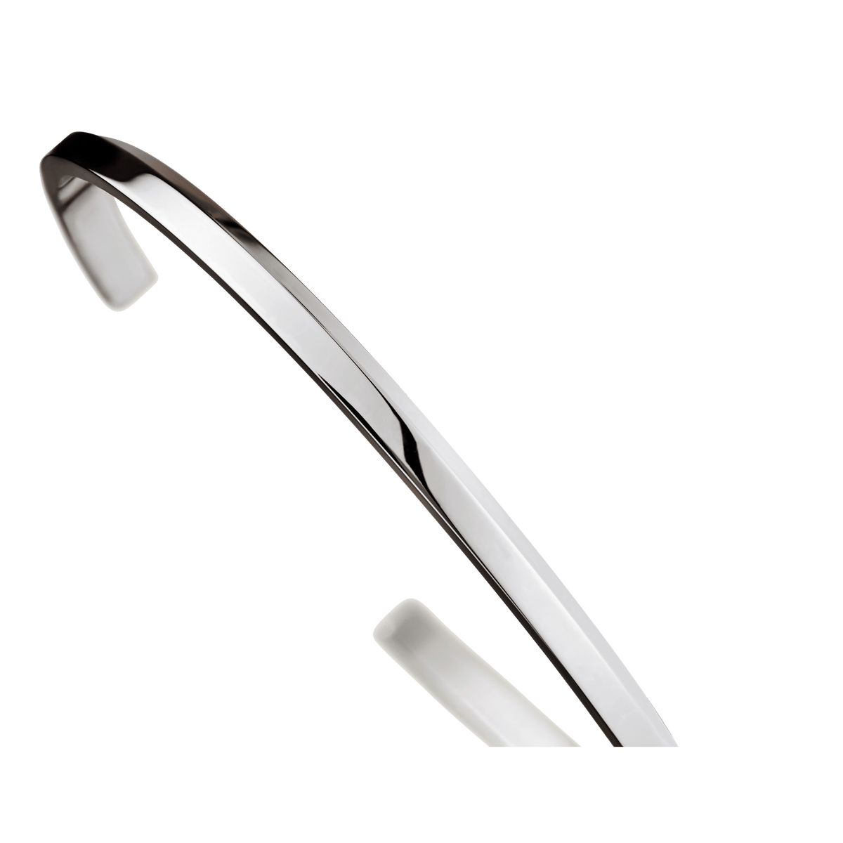 ダニエルウェリントン Classic Bracelet Silverを斜めから捉えたアングルの写真です。オープンカフの開口部と、鏡面仕上げのシルバーブレスレットの細身のラインが際立つ一枚です。