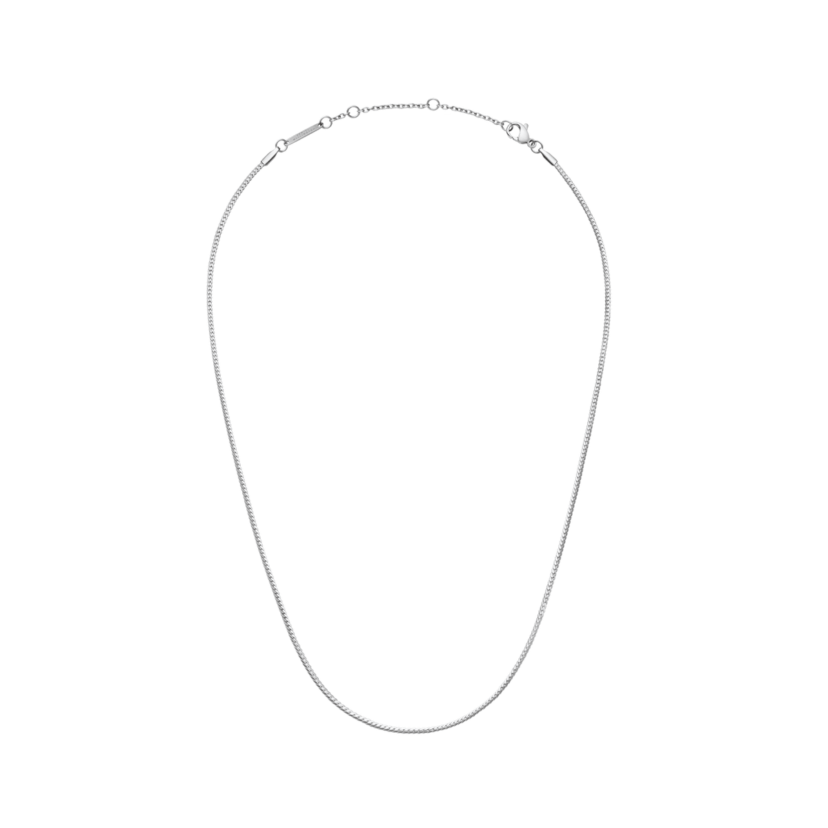 Daniel WellingtonのFlat Chain Necklace Sを白背景で撮影した全体写真です。シルバーカラーの細身フラットチェーンが美しい弧を描き、ロブスタークラスプとアジャスターチェーンのディテールが確認できます。