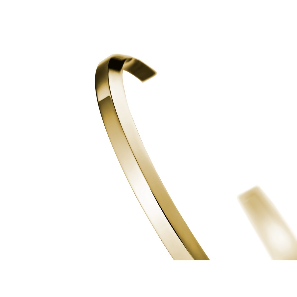 Daniel Wellington Classic Bracelet Goldのオープンカフ部分を拡大した画像です。幅4mmの薄型ステンレススチールにPVDゴールドメッキを施し、開口部の端まで丁寧に仕上げたディテールがご覧いただけます。