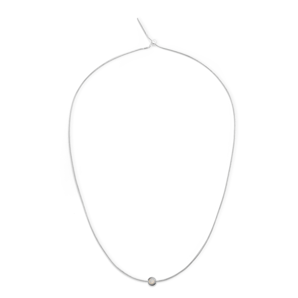 S925スターリングシルバーの細身なスネークチェーンネックレスに、July Charmのバースストーンをあしらったデザインです。シンプルなチェーンの先端には、アジャスター付きの留め金が施されています。