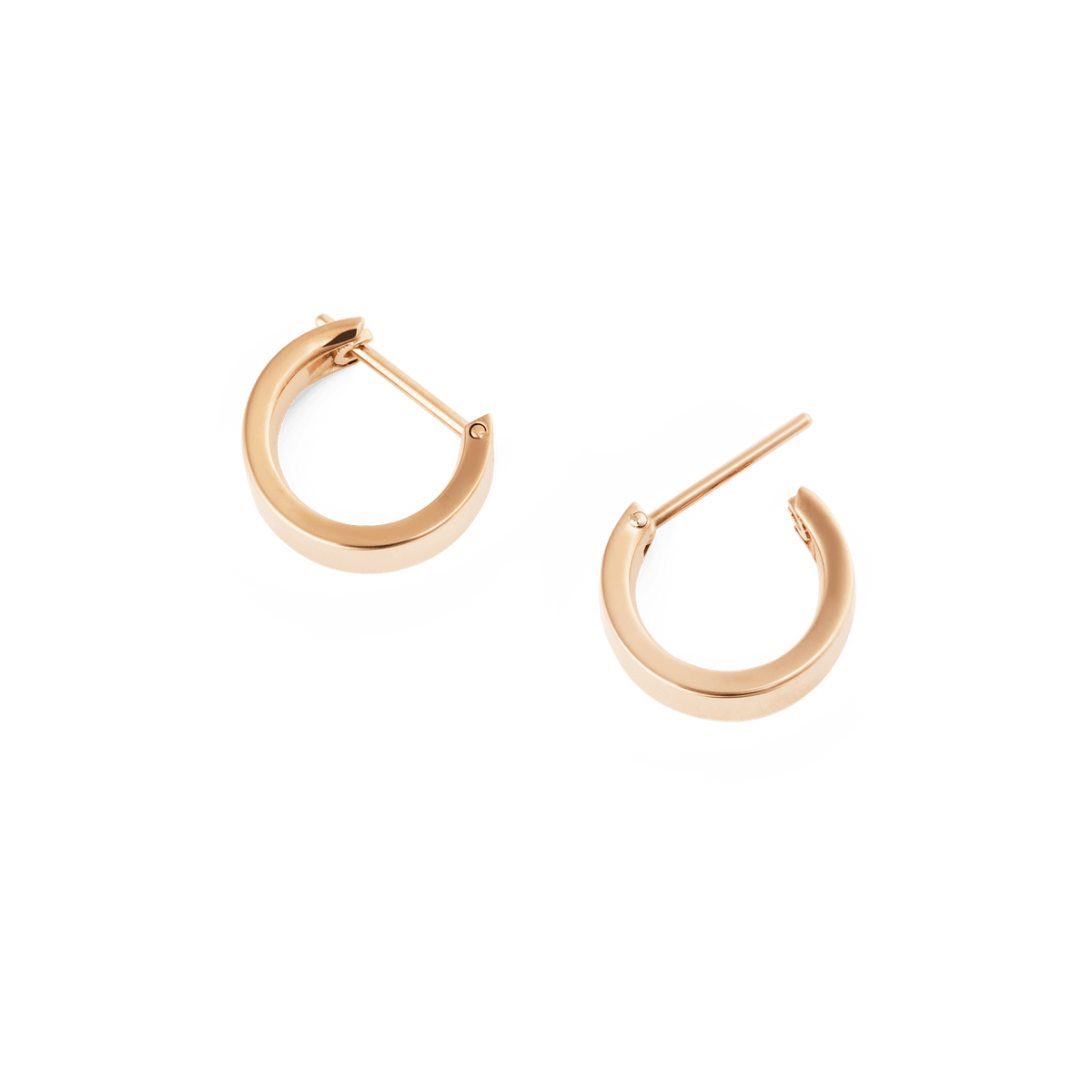 ダニエルウェリントン ライン イヤリング ポリッシュドローズゴールド 3.5mmの商品画像です。ラッチバック式のピンが開いた状態と閉じた状態を白背景で並べ、フラットな断面とコンパクトなフープの形状が分かる構図となっています。