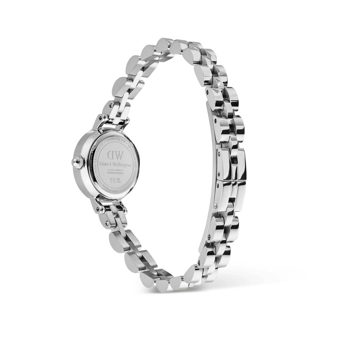 Petite Mini Arch 3-link White Silverの裏蓋側から撮影した画像です。Daniel Wellingtonのロゴが刻印されたケースバックと、バタフライ式の留め具の構造が確認できます。シルバーのアーチ型3リンクブレスレットは円を描くように配され、各リンクの立体感と上質な研磨仕上げが際立っています。