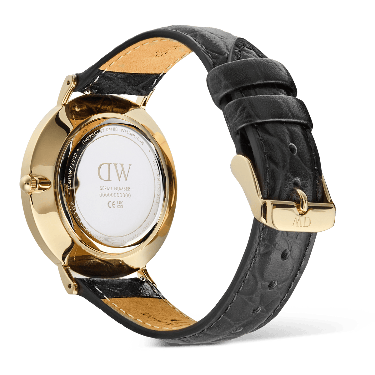 Classic Roman Numerals Date Black Croc Belly Goldを裏蓋側から撮影した画像です。ポリッシュ仕上げのゴールドケース裏蓋にはDaniel Wellingtonのロゴとシリアルナンバーが刻印されており、ブラッククロコベリーレザーストラップの質感やキャメルカラーの裏地、ゴールドのピンバックルが確認できます。