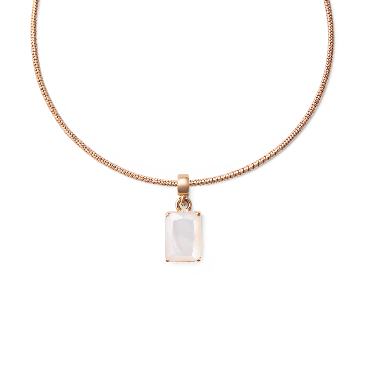 ローズゴールドのスネークチェーンネックレスに通したMother of Pearl Octagonチャームのクローズアップです。ファセットカットの真珠母貝が淡い光を受け、柔らかな虹色の輝きを放っています。