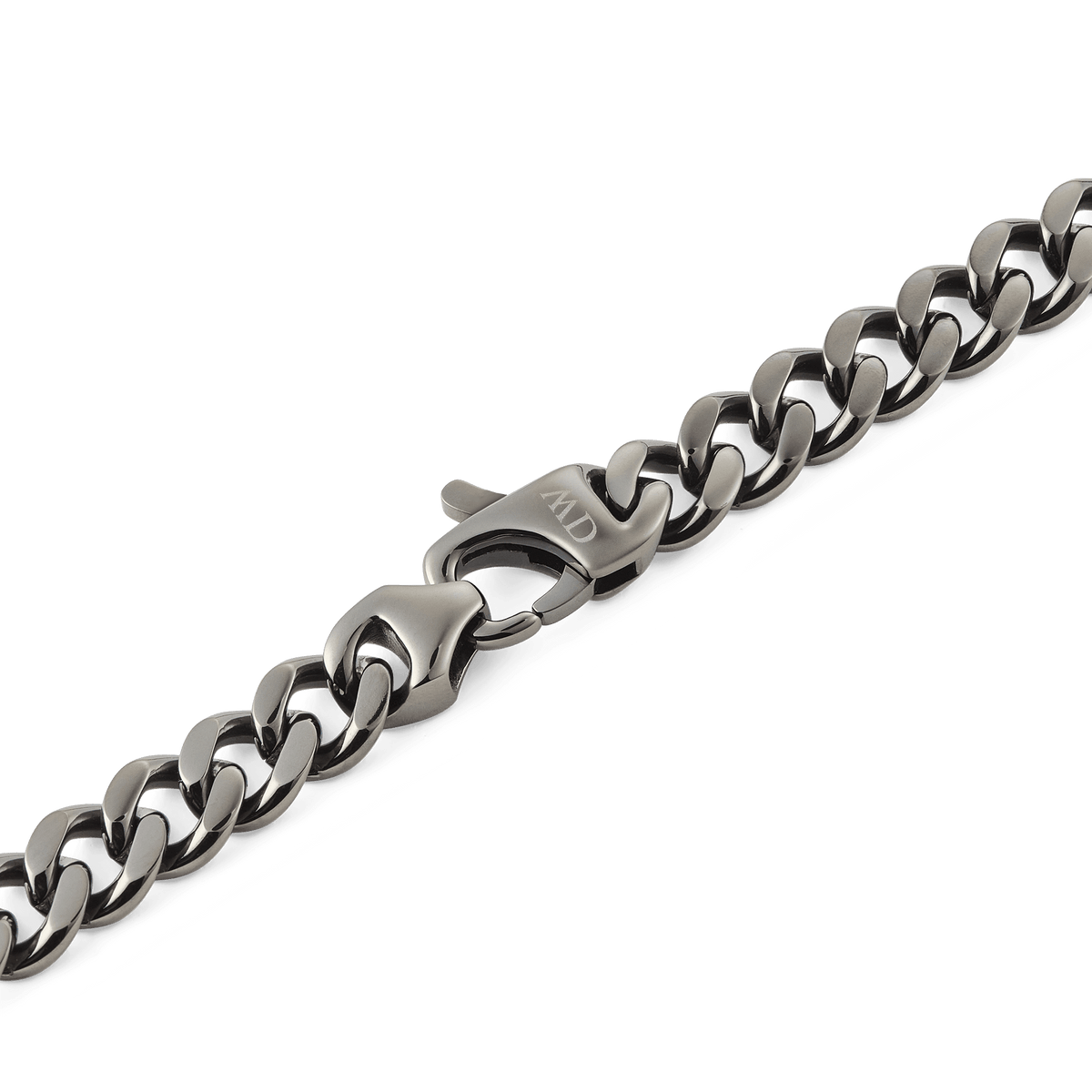 Ellipse Cuban Chain Necklace Graphiteのロブスタークラスプ部分を拡大した画像です。クラスプにはDaniel Wellingtonのロゴが刻印されており、チェーンと同じグラファイト仕上げで統一感のあるディテールをご確認いただけます。