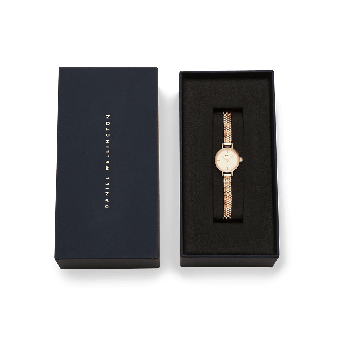 ネイビーのブランドギフトボックスに収められたPetite Mini Champagne Melrose。ブラックのクッションの上で、ローズゴールドのメッシュストラップとシャンパンカラーのダイヤルが美しく映え、贈り物にぴったりの上品なパッケージです。