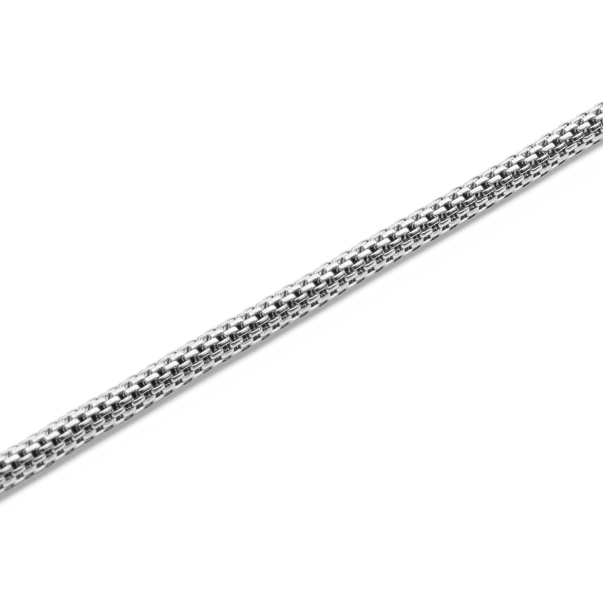 Tide Mesh Necklace Silver 2.8のメッシュ部分をクローズアップした写真です。細かなステンレス製のリンクが織物のように緻密に編み込まれ、光の当たり方によって陰影が生まれる立体感がお分かりいただけます。