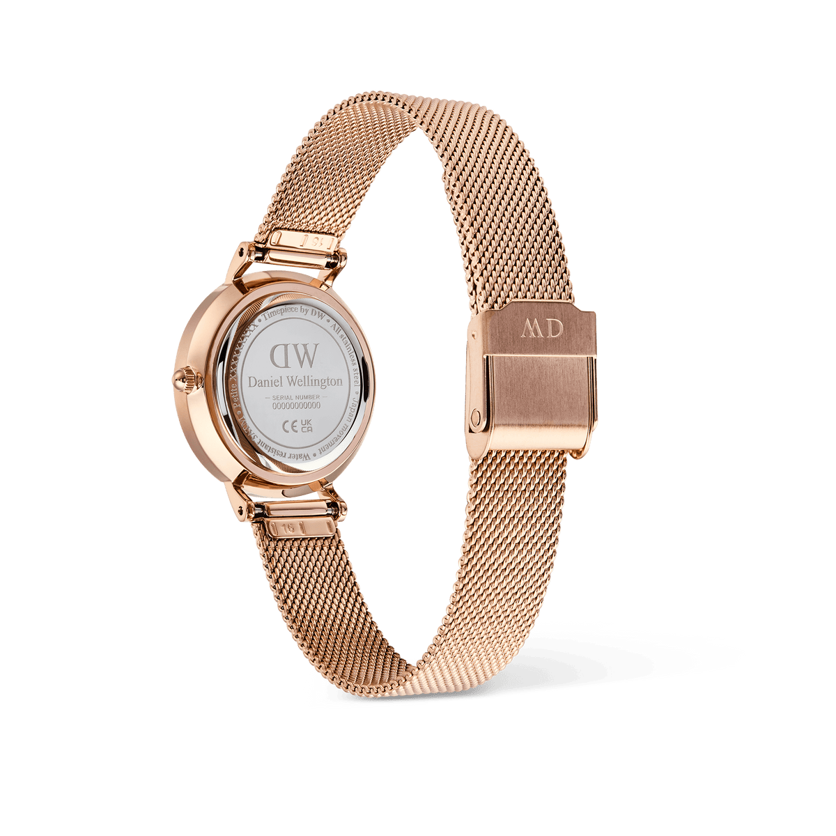 Petite Roman Numerals Date Rose Goldを裏側から見た画像です。Daniel Wellingtonのロゴとシリアルナンバーが刻印されたケースバック、クイックリリース機構付きのラグ、そしてローズゴールドのプレスメッシュストラップに施されたブランドロゴ入りの折り返し式クラスプがご確認いただけます。