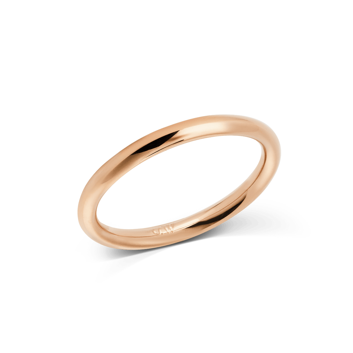 Arch Ring Rose Gold 2.5mmを斜めから捉えた画像です。細身のバンドが描く滑らかな曲線と、ポリッシュ仕上げのローズゴールドが光を受けて柔らかに輝いています。