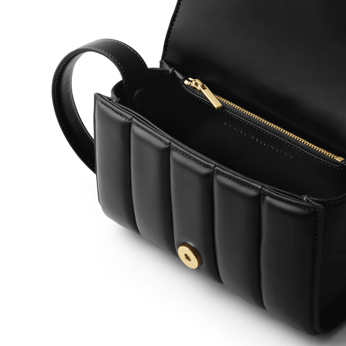 Mini Sadie Bag Blackのフラップを開いた内部をクローズアップ。ゴールドのジッパー付き内ポケットとマグネット式スナップボタンが確認でき、ブランドロゴが内側に刻印されています。
