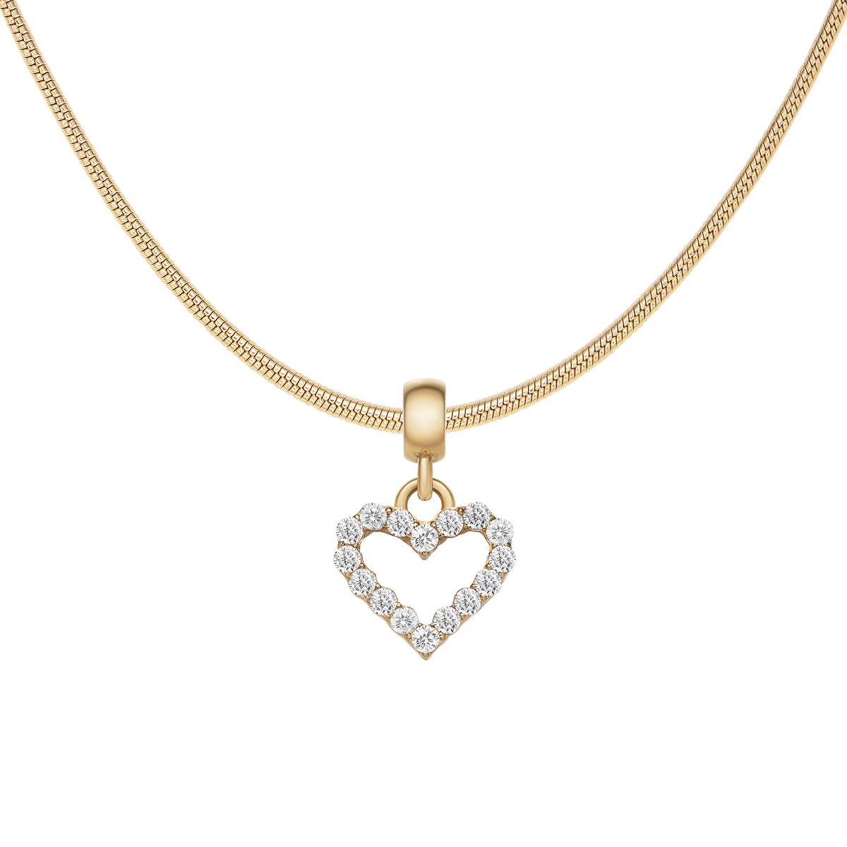 ゴールドのスネークチェーンに通されたHeart Contour White Crystal Charmのクローズアップです。ベイルからリングを介して揺れるハートモチーフと、輪郭に沿って留められたホワイトクリスタルの輝きが際立ちます。
