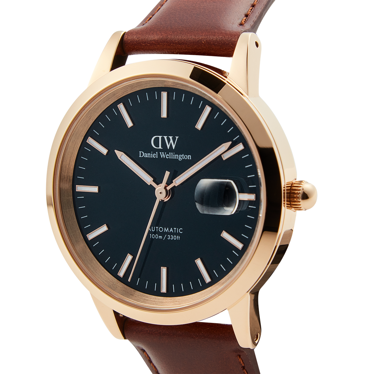 Iconic St Mawes Automatic Rose Goldを斜めから捉えたクローズアップ画像です。ブラックダイヤルにローズゴールドの夜光インデックスと針が映え、3時位置の日付拡大窓の細部まで確認できます。ブラウンレザーストラップとの調和も美しく際立っています。
