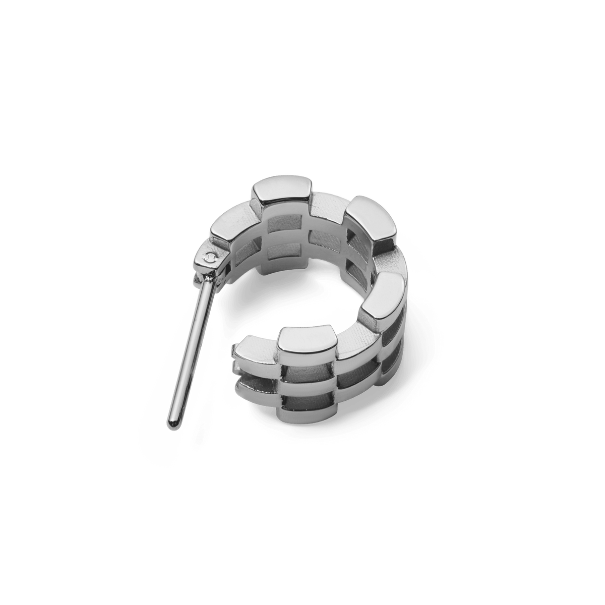 3-Link Earrings Silverを斜め上から撮影した片耳の画像です。ポストとリンクの接合部分やフープ内側の構造が確認でき、ウォッチストラップを思わせる3列リンクの精巧な仕上がりが際立っています。
