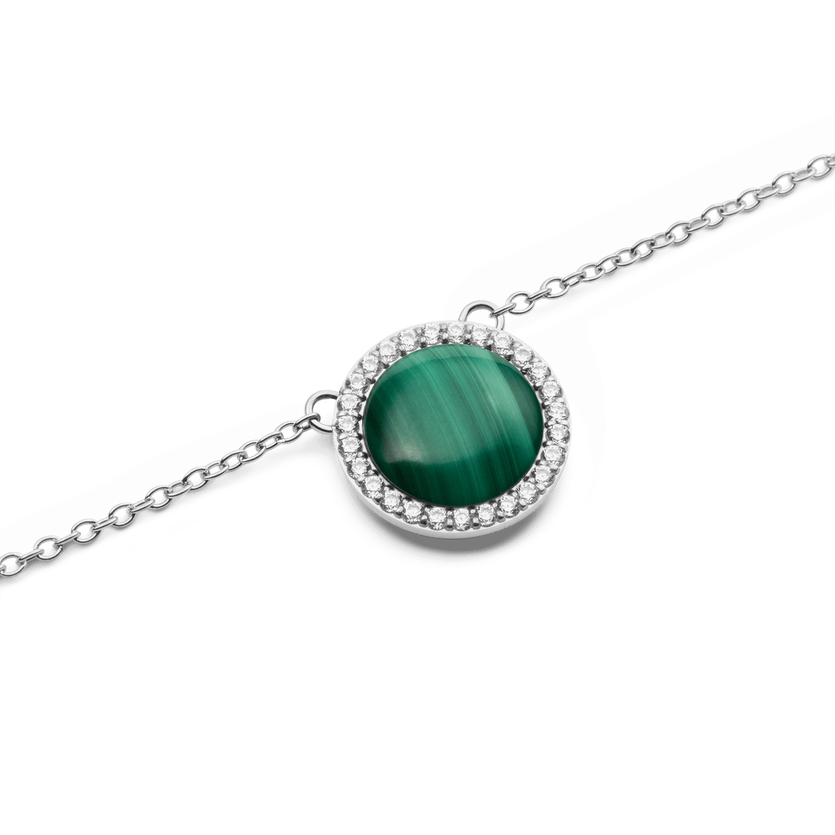 Audrey Necklace Malachite Silverのペンダント部分をクローズアップした写真です。ドーム型のマラカイトに浮かぶ濃淡のある緑の縞模様と、それを取り囲むホワイトキュービックジルコニアの繊細な輝きが際立ちます。