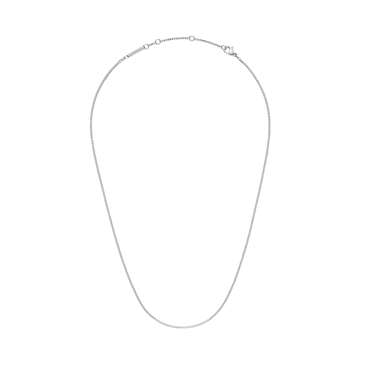 ダニエルウェリントンのBox Chain Necklace S(シルバーカラー)の全体像です。白背景に細身のボックスチェーンが弧を描くように配置され、ロブスタークラスプやアジャスター部分の細部まで確認できます。