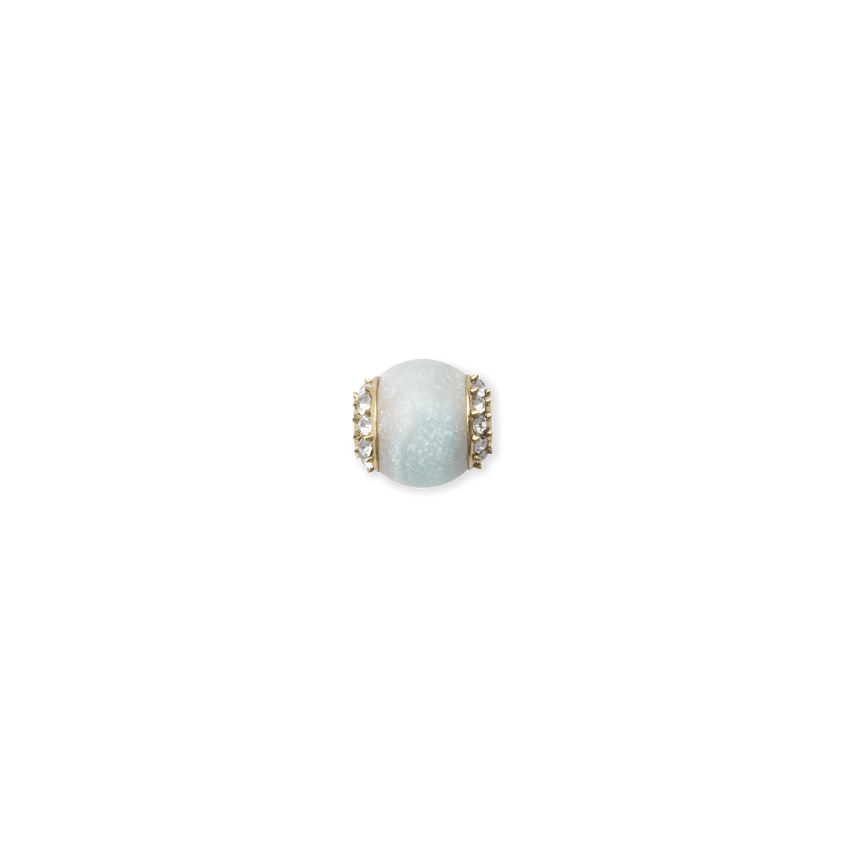 ダニエルウェリントンのAmazonite Crystal Orbゴールドチャームを正面からアップでご紹介。淡いブルーグリーンのアマゾナイト天然石を中心に、両端にホワイトクリスタルをあしらったオーブ型デザインです。