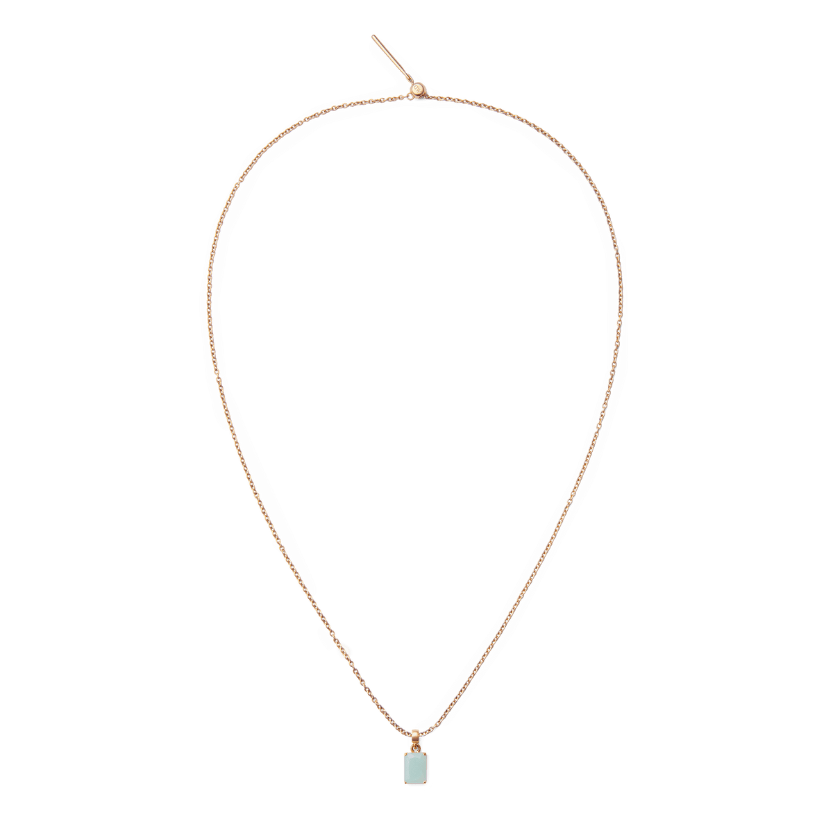 ローズゴールドのチェーンネックレスにAmazonite Octagonローズゴールドチャームを装着した全体のイメージです。細身のチェーンの先端に、ブルーグリーンの天然石チャームが一粒揺れるミニマルなコーディネート例をご紹介します。