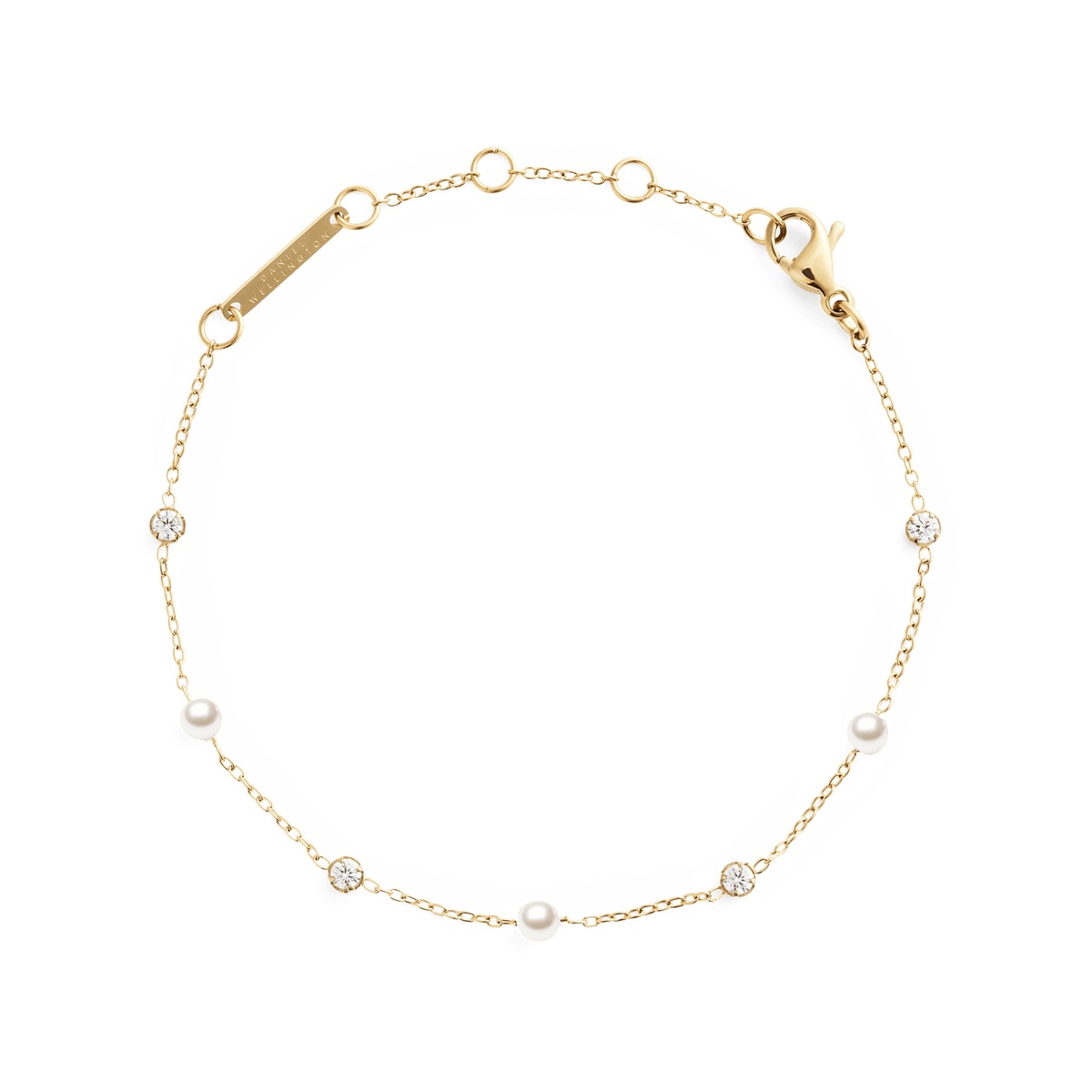 ダニエルウェリントンのPearl Bracelet Goldです。細やかなゴールドチェーンにホワイトパールとクリアストーンが交互にあしらわれ、ロブスタークラスプとブランドロゴの刻印プレートが付いています。
