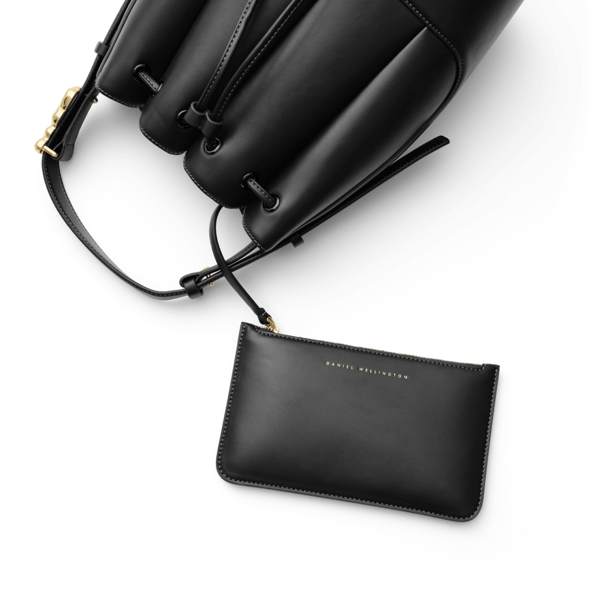 Lewis Bag Blackに付属のDaniel Wellingtonロゴ入りブラックポーチをクローズアップした画像です。バッグ本体のドローストリング部分とストラップで連結されており、小物の収納に便利な仕様となっています。
