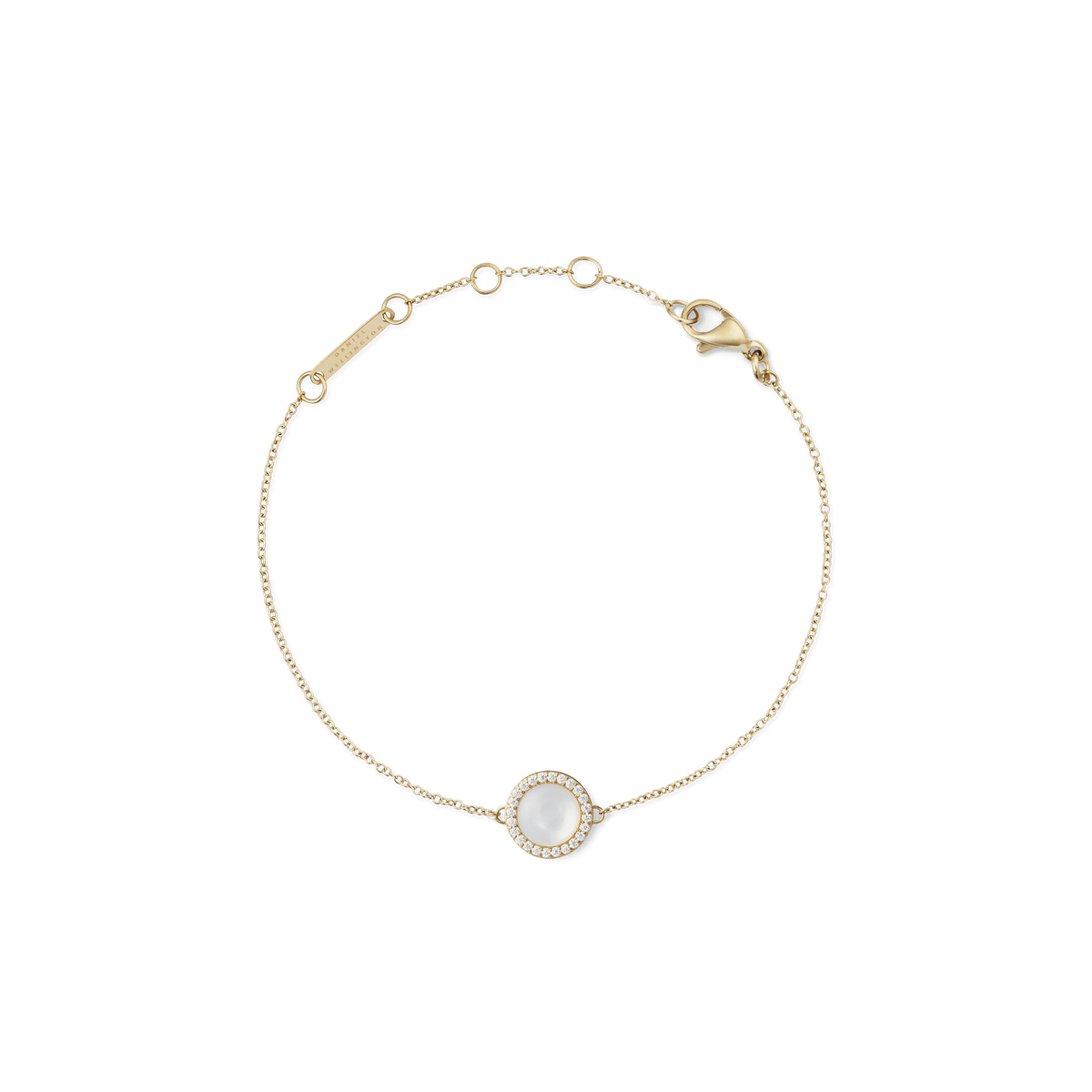 ダニエルウェリントン Audrey Bracelet Mother of Pearl Goldの全体像です。ゴールドトーンの細身チェーンの中央に、ドーム型のマザーオブパールチャームを配置。ホワイトキュービックジルコニアのヘイローが輝きを添え、ロブスタークラスプとサイズ調節リングも確認できます。
