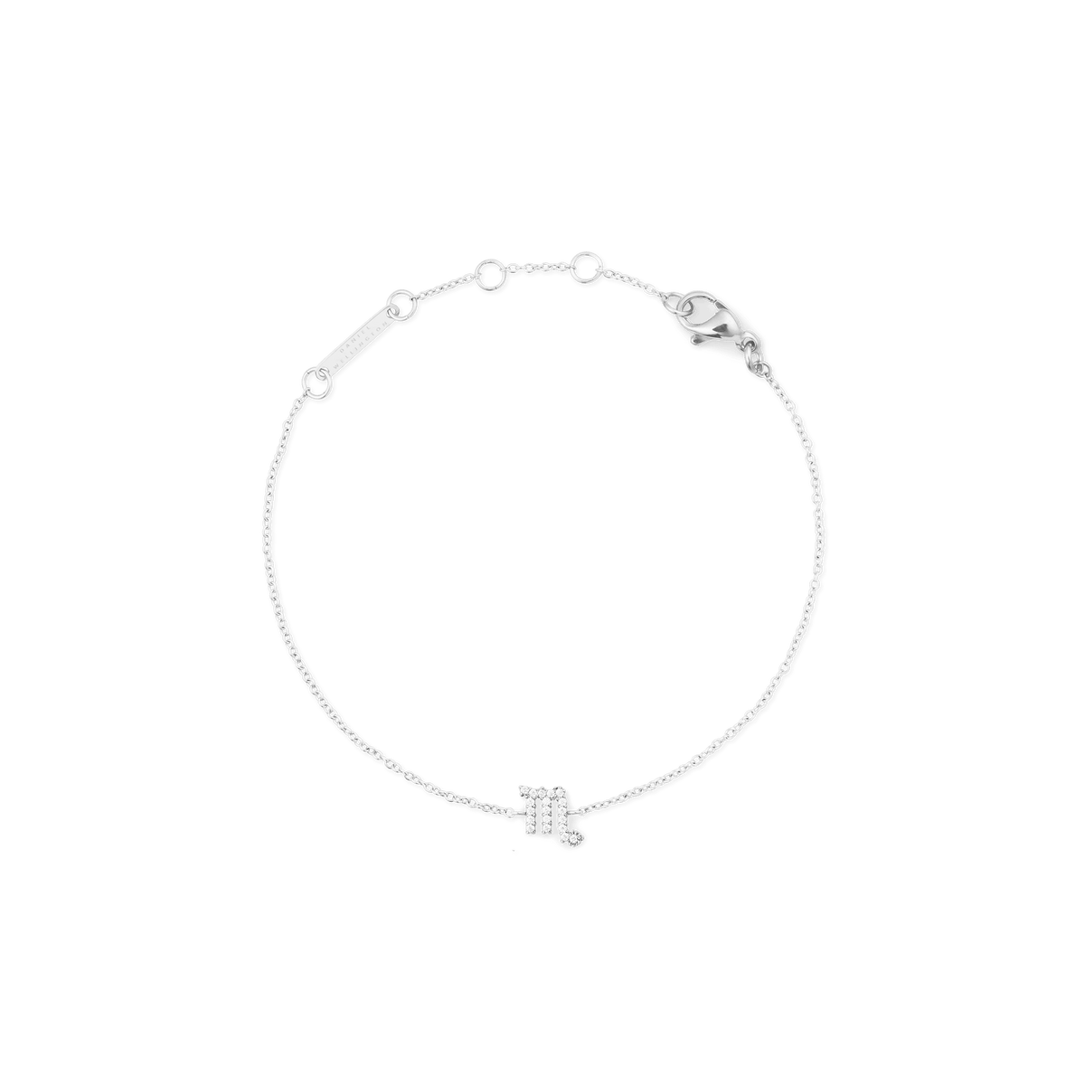 白背景で撮影したさそり座モデルのCrystal Zodiac Chain Bracelet Silverです。繊細なシルバーチェーンがゆるやかな輪を描き、キュービックジルコニアで表現されたさそり座のシンボルチャームが、チェーンの下部できらめいています。