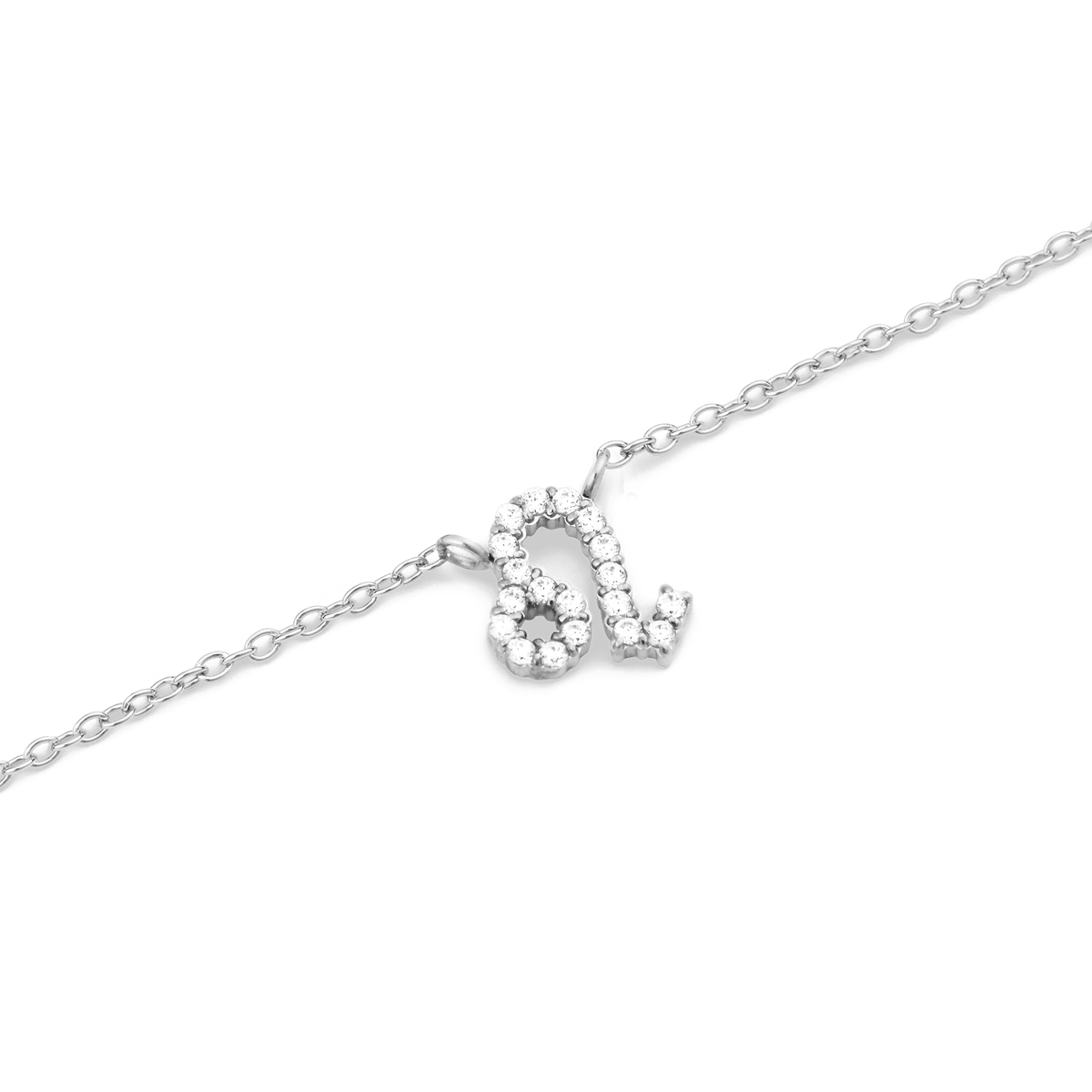 しし座のシンボルをクリスタルで表現したCrystal Zodiac Chain Necklace Silverのペンダント部分を拡大した画像です。一粒ずつ丁寧に留められたクリスタルがしし座の曲線を描き、シルバーチェーンとともに白い背景に映えています。