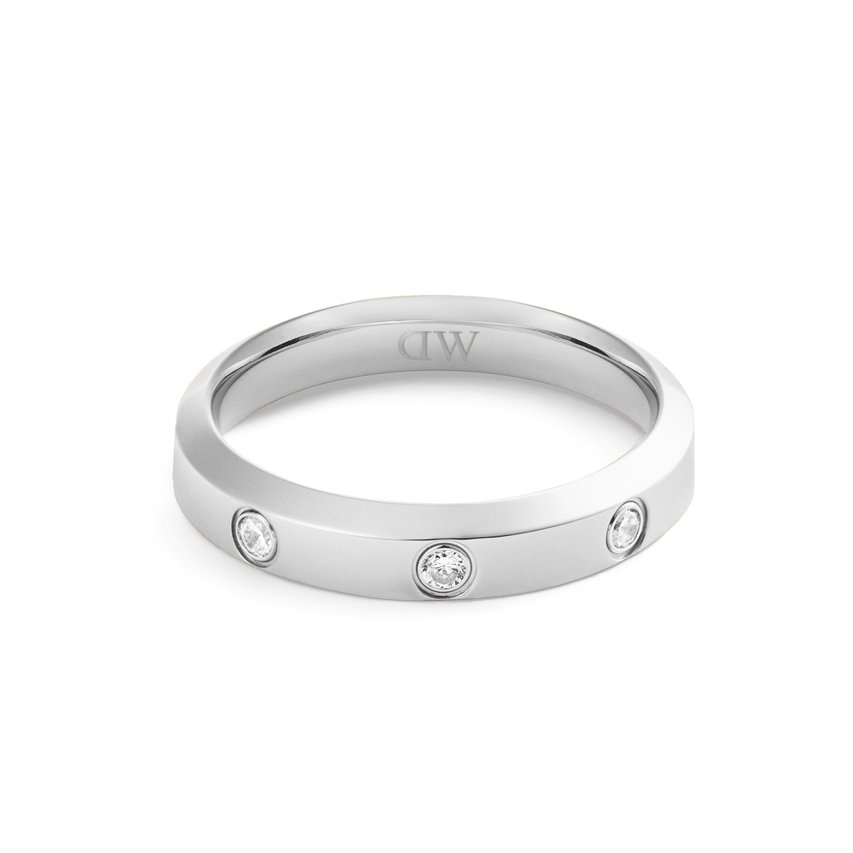 Classic Lumine Ring Silver 4 mmを斜め上から見た全体の画像です。ポリッシュ加工のシルバーバンドに、等間隔で配された3つのキュービックジルコニアが輝き、内側にはDaniel Wellingtonのロゴが刻印されています。