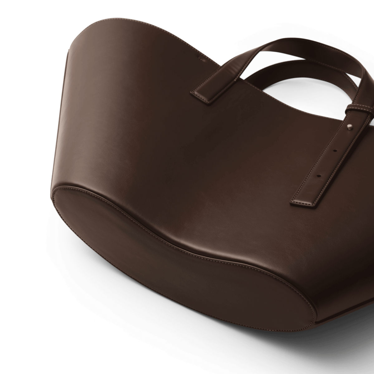 River Bag Brownの底面を斜め下から捉えたクローズアップ画像です。丸みを帯びた曲線と丁寧なステッチ、スムースレザーの上質な質感がご覧いただけます。