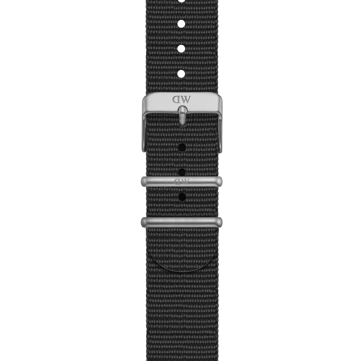 ブラックのNATOスマートウォッチストラップをクローズアップした画像です。シルバーのピンバックルとロゴ入りキーパー2本が並び、密に織られたファブリックの細かな質感が確認できます。