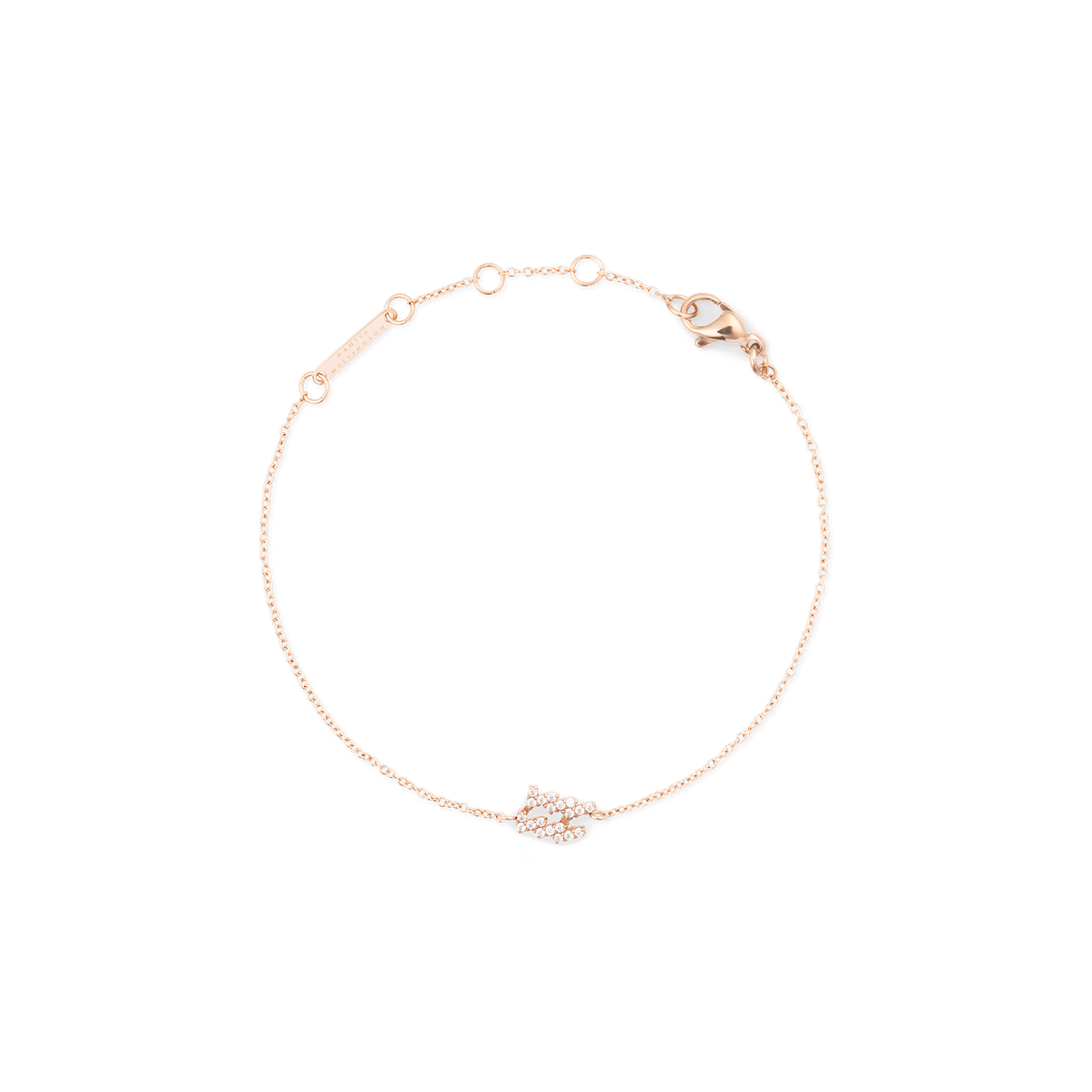 白背景で撮影したかに座モチーフのCrystal Zodiac Chain Bracelet Rose Goldの全体画像です。ローズゴールドの細いチェーンが優雅に広がり、下部にはクリスタルでデザインされたかに座のシンボルがあしらわれています。ブランドプレートやアジャスターリングもはっきりと確認できます。