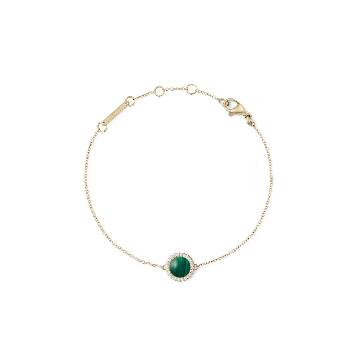 ダニエルウェリントン Audrey Bracelet Malachite Goldの全体像。細身のゴールドチェーンの中央に、ドーム型のマラカイトを配し、その周囲をホワイトキュービックジルコニアが彩る繊細なデザインです。ロブスタークラスプとサイズ調節リングも確認できます。