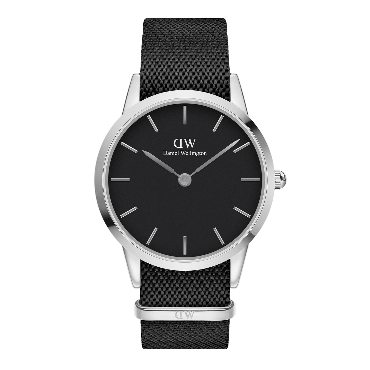 Daniel Wellington Iconic Black NATOの正面画像。ブラックダイヤルにシルバーのバーインデックスと細身の針を配し、ポリッシュ仕上げのシルバーケースとブラックのあや織りNATOストラップを組み合わせたメンズ腕時計です。