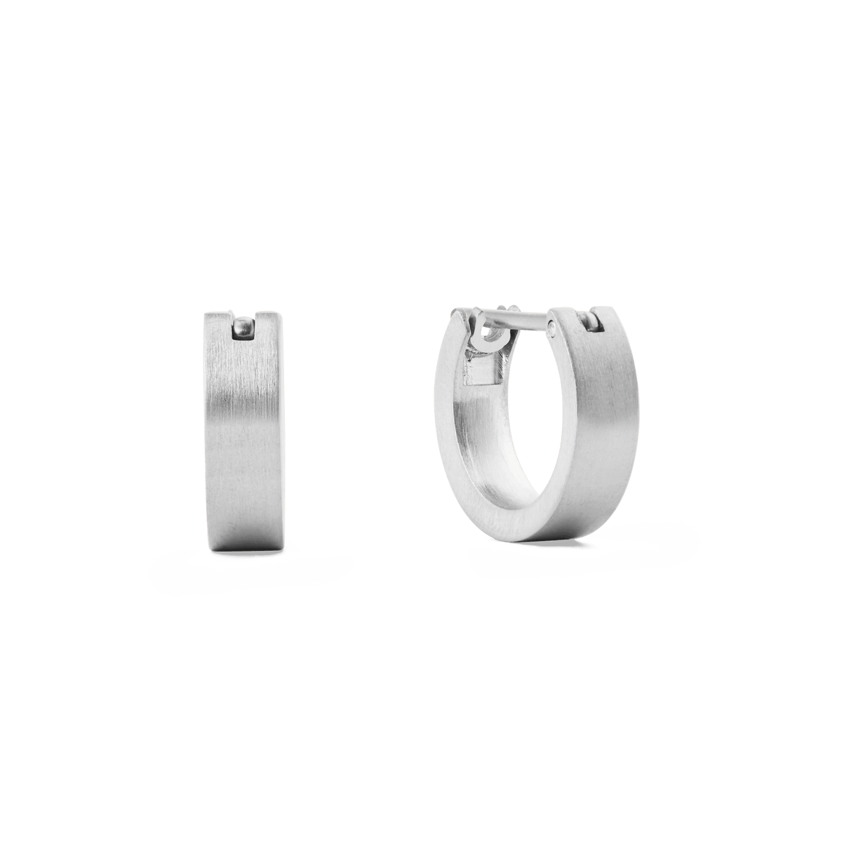 Daniel Wellington Line Earrings Brushed Silver 3.5mmのフロントビューとサイドビュー。ブラッシュ加工を施したフラットな表面と直線的なエッジが特徴の、コンパクトなシルバーピアスです。