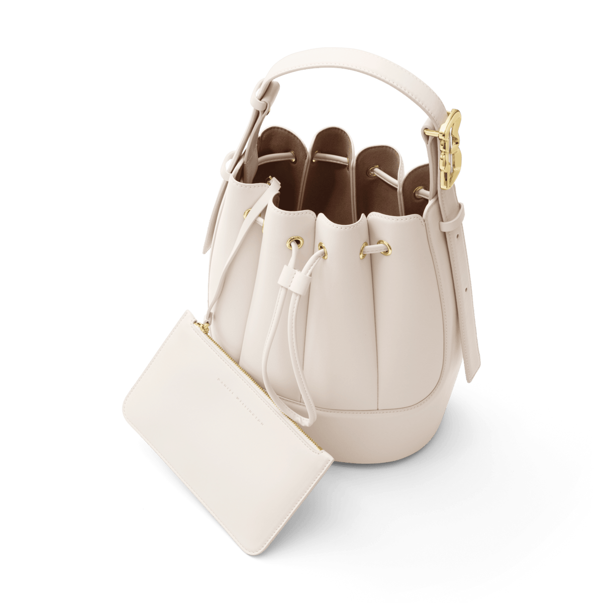 Daniel WellingtonのLewis Bag Crèmeを上から見た俯瞰画像です。ドローストリングを開いた状態で、内側のブラウンの裏地やハンドル部分のウェーブ型ゴールドバックル、付属のロゴ入りミニポーチが確認できます。