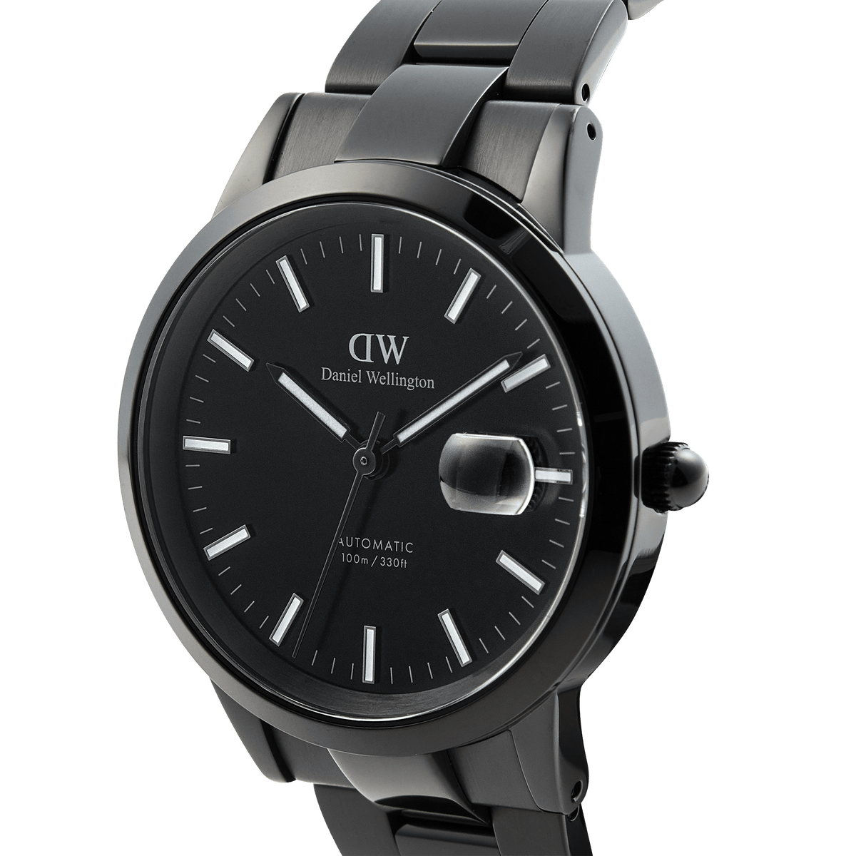 Iconic Link Automatic Blackを斜めからとらえたクローズアップ画像です。ヘアラインとポリッシュの組み合わせによるブラックケースの質感、夜光インデックスのコントラスト、3時位置の日付拡大窓、そしてブラックのリューズが確認できます。