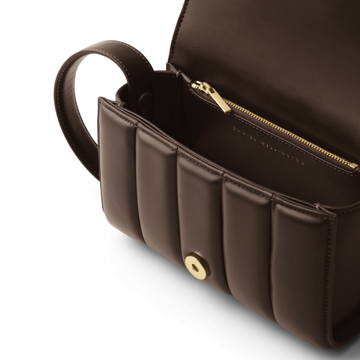 Mini Sadie Bagのフラップを開いた内側には、細部までこだわったディテールが光ります。ダークブラウンのレザー内装にはDaniel Wellingtonのロゴが刻印され、ゴールドのジップポケットとマグネット式スナップボタンが機能性と上品さを兼ね備えています。