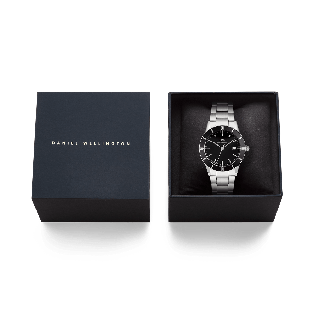 Daniel Wellingtonのネイビーのブランドロゴ入りギフトボックスに、クッションで包まれたIconic Paradigma Link Black Enamelを収めた様子を上から撮影した画像です。贈り物にぴったりの上品なパッケージングがご覧いただけます。