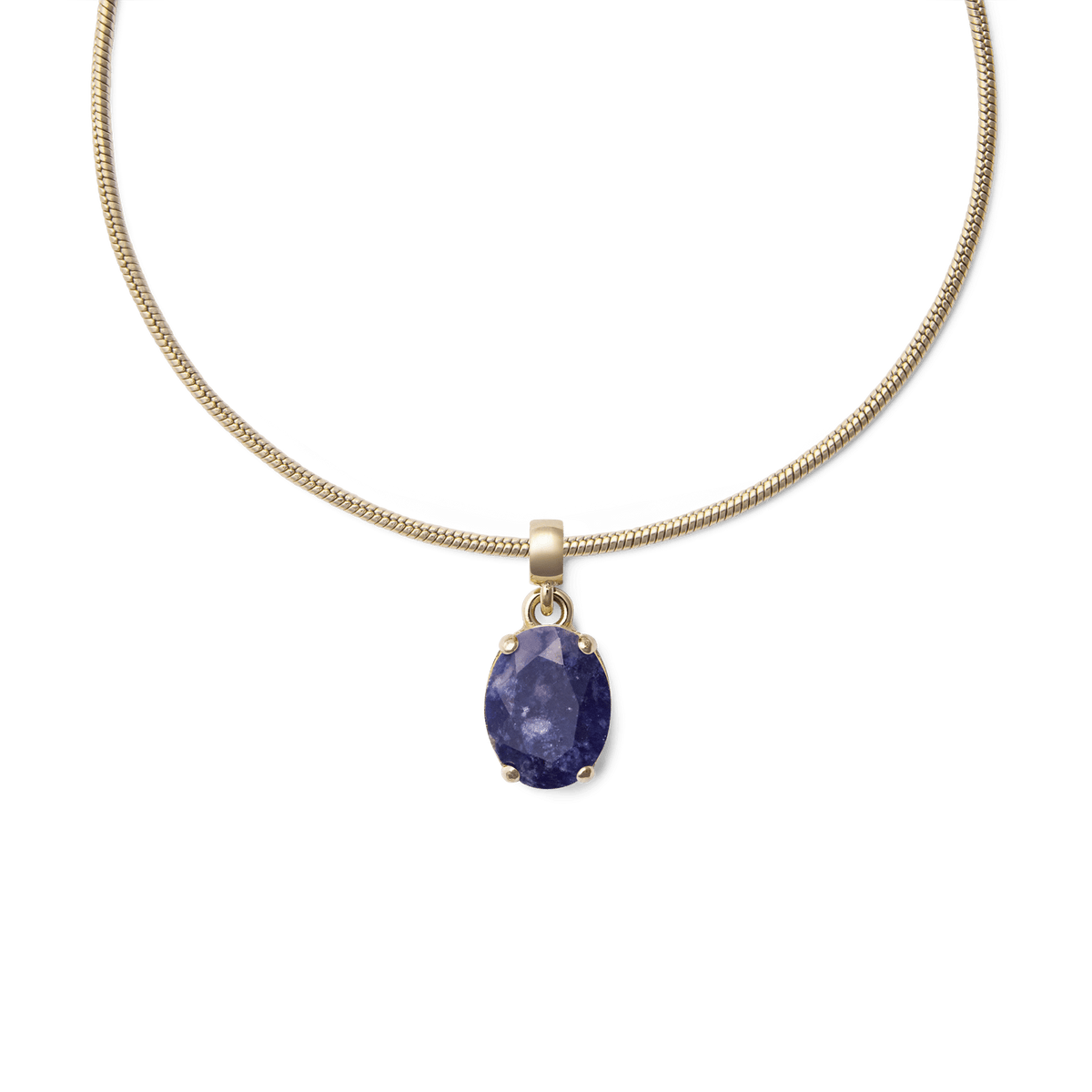 ゴールドのチャームチェーンネックレスにBlue Spot Oval Goldチャームを通した着用イメージです。オーバル型のブルージャスパーが白い斑点を浮かべ、ゴールドチェーンに美しく映えています。