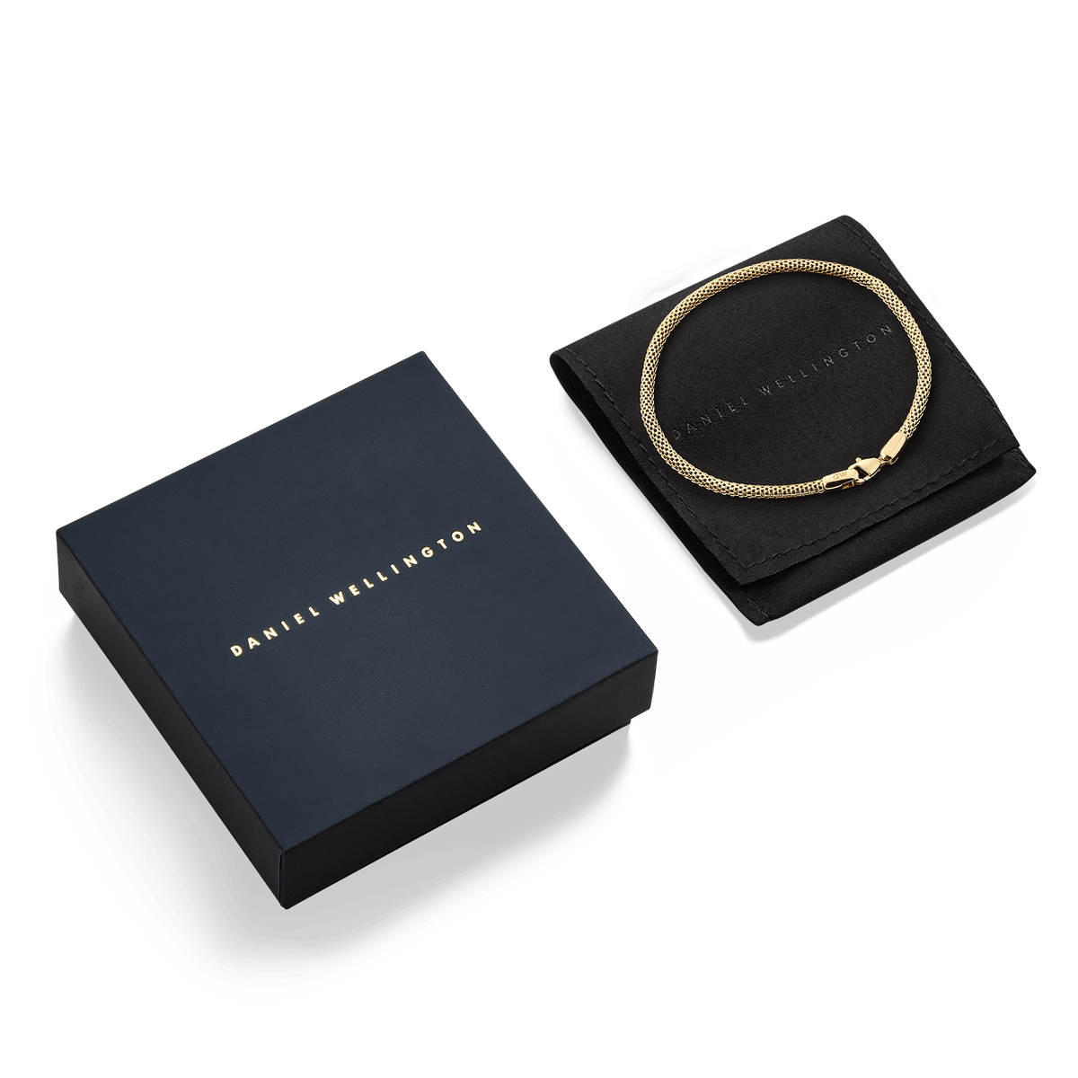 ダニエルウェリントンのネイビーギットボックスとブランドロゴ入りスエード調ポーチの上に置かれたTide Mesh Bracelet Evergold 2.8。ギフトにぴったりの上品なパッケージです。