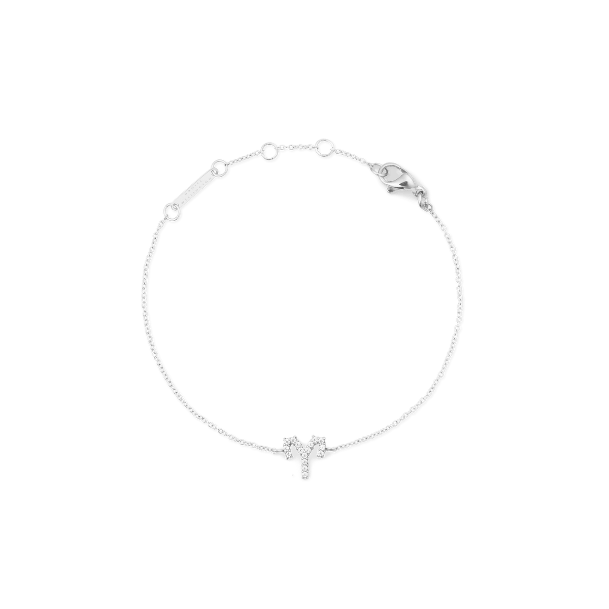 白背景で撮影した、おひつじ座モチーフのCrystal Zodiac Chain Bracelet Silverの全体画像です。細やかなシルバーチェーンが円を描くように広がり、下部にはキュービックジルコニアであしらった牡羊座のシンボルが配されています。上部にはロブスタークラスプやアジャスターリング、ブランドプレートが確認できます。