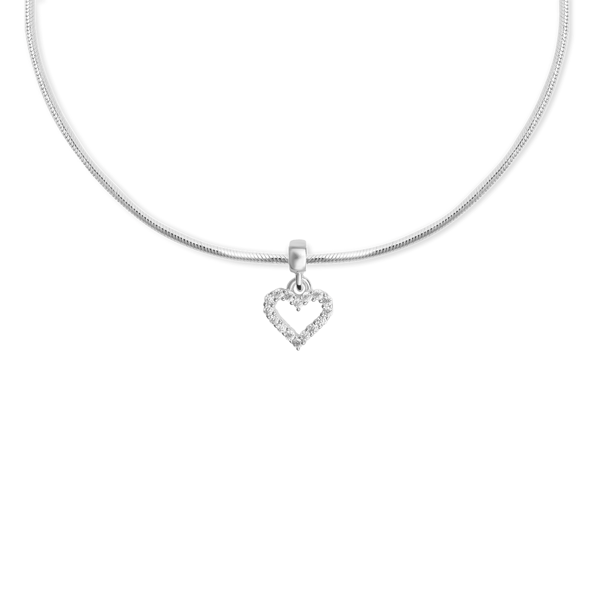 シルバーのスネークチェーンネックレスに取り付けたDaniel WellingtonのHeart Contour White Crystal Charmの着用イメージです。ホワイトクリスタルが輪郭に沿って輝くオープンハートが、チェーンの中央で揺れるデザインとなっています。