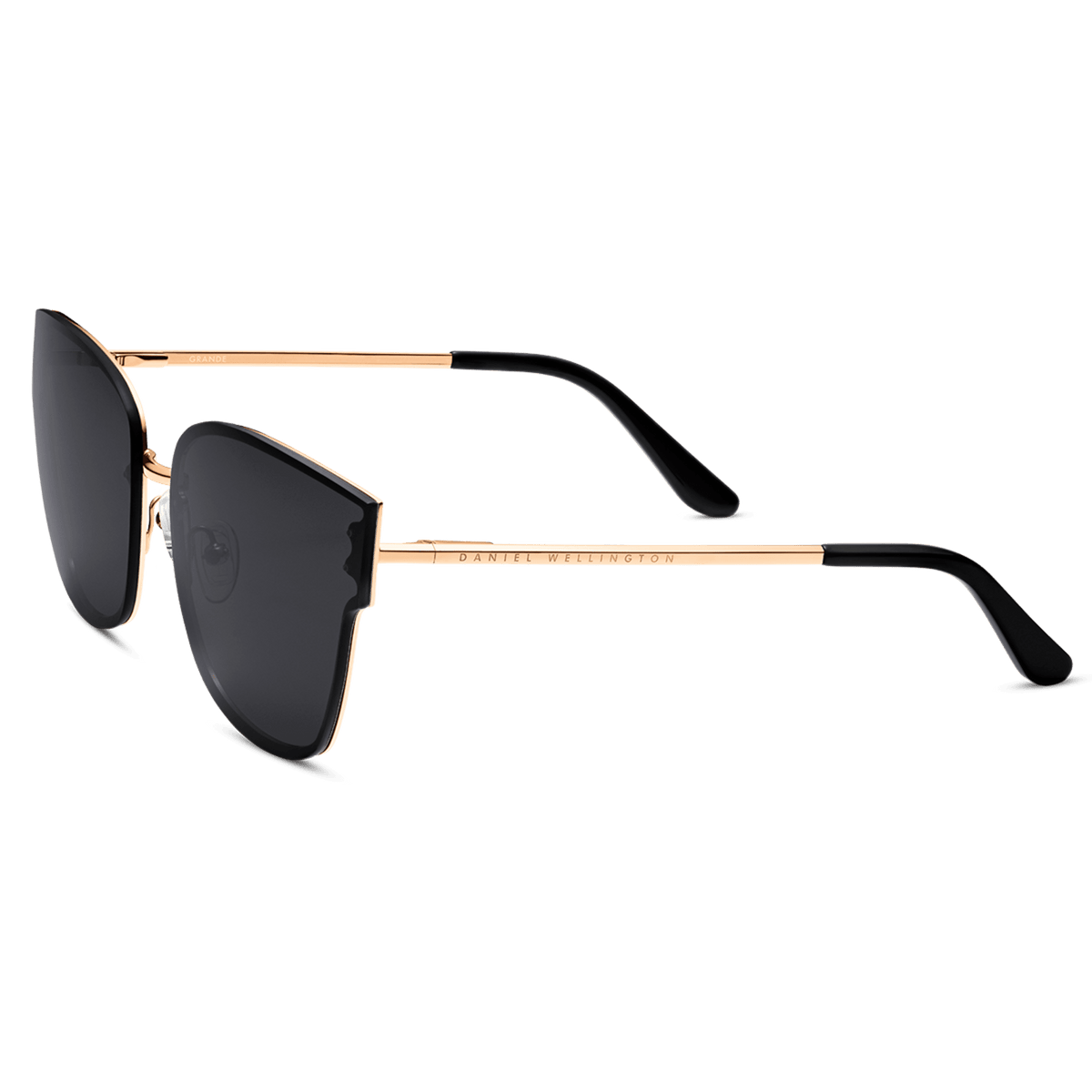 Steel Grande Rose Goldを斜め横から捉えたアングルです。テンプル部分にはDaniel Wellingtonのロゴが刻印され、ローズゴールドのフレームからブラックのテンプルチップへと続く、流れるような美しいラインがお楽しみいただけます。